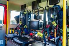 Mannschaftsraum: Atemschutzgeräte, Handlampen, Funkgeräte, Wärmebildkamera, diverses Kleinmaterial (unter den Sitzbänken)