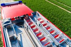 Dach: 4-Teilige Steckleiter, Feuerpatsche, Mistgabel, Einreißhaken, Lichtmast