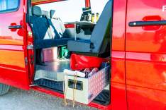 Mannschaftsraum: Funkgeräte, Material zu Verkehrsabsicherung, Material zur Einsatzleitung und Lagedarstellung, Einsatzpläne, Klapptisch, Handlampen