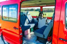 Mannschaftsraum: Funkgeräte, Material zu Verkehrsabsicherung, Material zur Einsatzleitung und Lagedarstellung, Einsatzpläne, Klapptisch, Handlampen