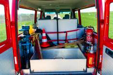 Kofferraum: Verkehrsleitkegel, Koffer mit PowerFlare Blitzleuchten, Ölbindemittel, Besen, Decken, Feuerlöscher, Akku-Lichtstativ, Whiteboard mit Stativ (zur Lagedarstellung)